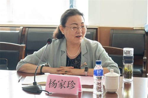 共襄家庭教育科研大计——中国老教授协会编审委员会专家出席烟台职业学院家庭教育座谈会7_副本.png