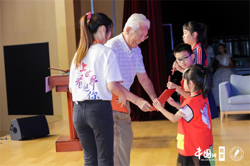 中国老教授协会李振平教授出席教育数字化背景下的学生核心素养发展论坛暨中国网小记者三周年盛典并题词颁奖10_副本.png