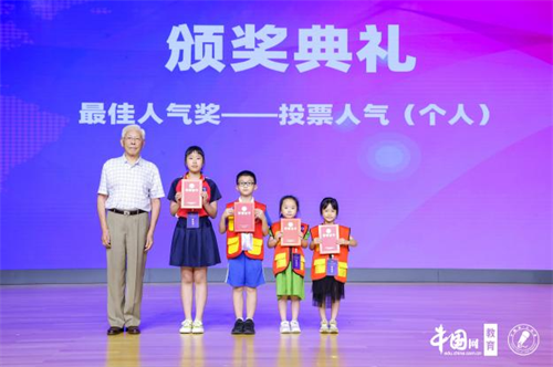 中国老教授协会李振平教授出席教育数字化背景下的学生核心素养发展论坛暨中国网小记者三周年盛典并题词颁奖11_副本.png